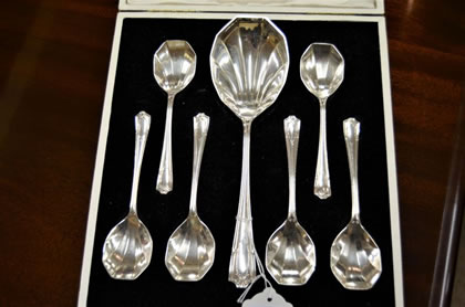 Cased set of plated spoons