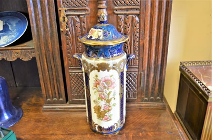 Loselware vase with lid