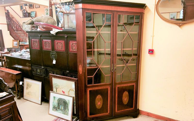 Georgian mahogany corner cabinet