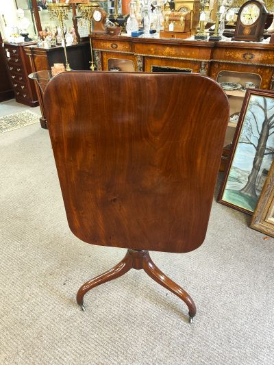 Georgian mahogany snap-top table