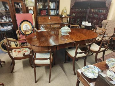 1930s D-ended dining room table & eight sabre leg chairs (six chairs & two carvers)
