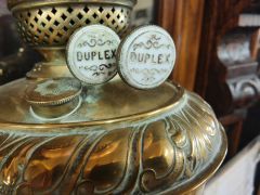 Victorian oil lamp & shade Thumbnail 4