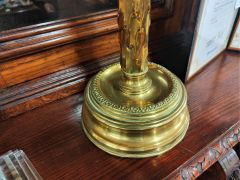 Victorian oil lamp & shade Thumbnail 3