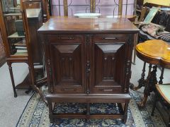18th century oak cabinet Thumbnail 2