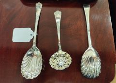 Victorian set of three serving spoons Thumbnail 3