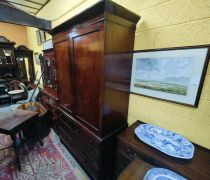 Georgian mahogany linen press Thumbnail 2