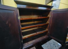 Georgian mahogany linen press Thumbnail 4