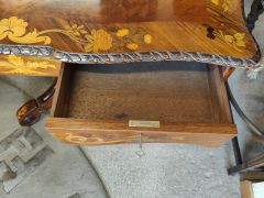 Victorian burr walnut centre table Thumbnail 4