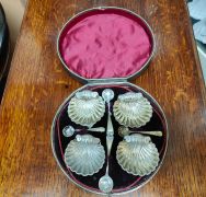 Set of four cased shell salts & spoons  Thumbnail 3
