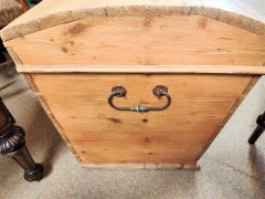 Victorian pine trunk / chest Thumbnail 4