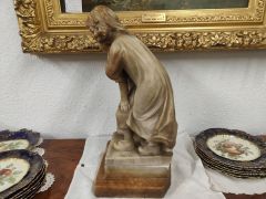 Alabaster figure group Thumbnail 3
