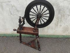 19th century oak spinning wheel Thumbnail 3