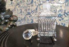 Silver stand & perfume bottle Thumbnail 2